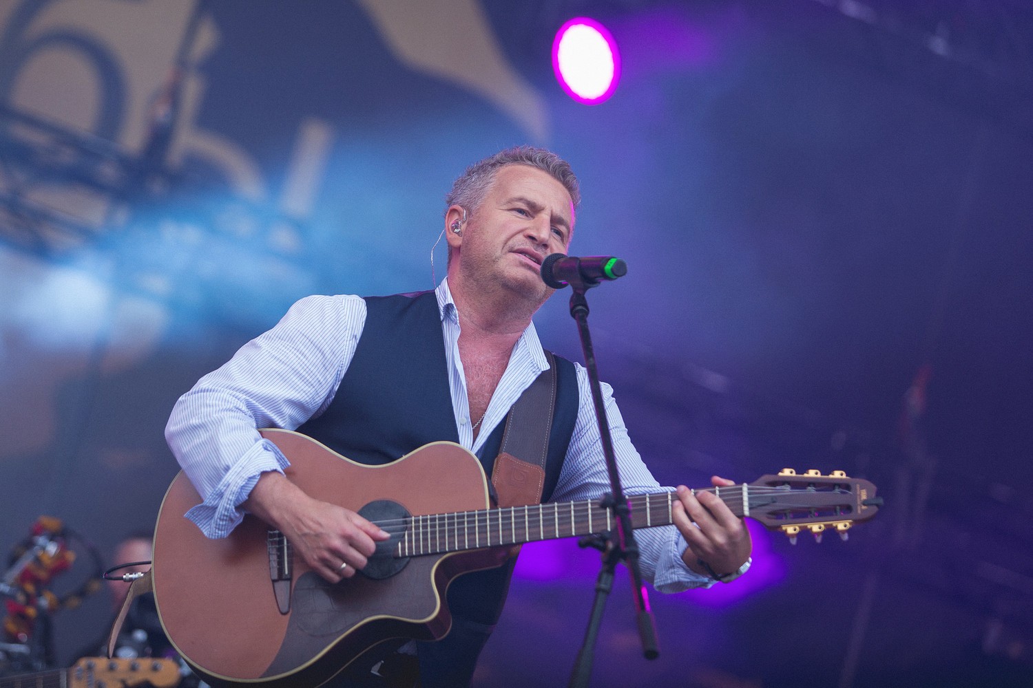 «Запрос на ностальгию и вайб 90-х»: назван Топ-5 самых популярных российских артистов для новогодних корпоративов