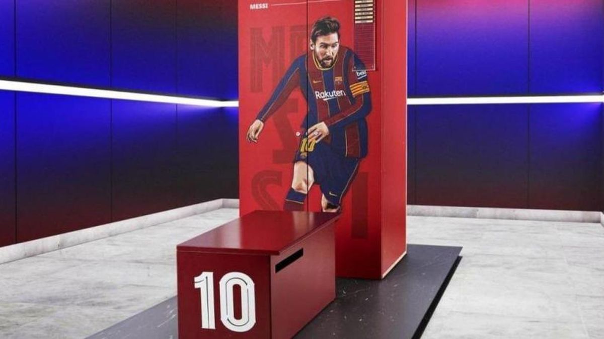 «Барселона» выставила на аукцион шкафчик Лионеля Месси из раздевалки на «Камп Ноу», стартовая цена - 350 тысяч евро