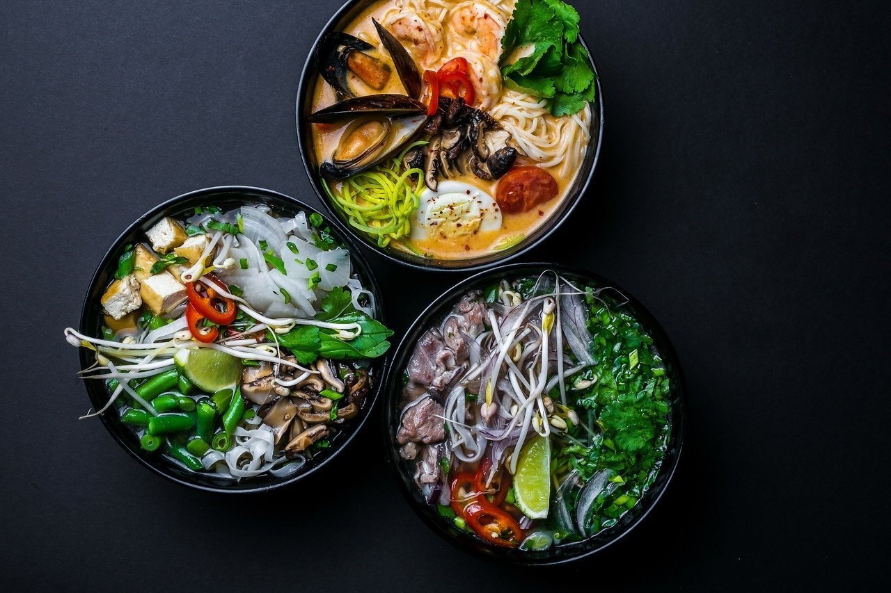 Паназиатская кухня стала лидером по представленности в крупнейших фудхоллах России — на нее приходится 36 процентов всех концепций