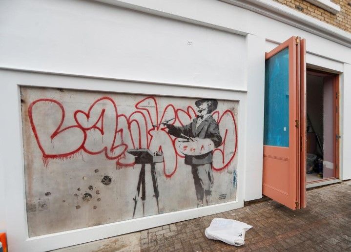 Жителям Лондона покажут работу Бэнкси, которая была скрыта за строительными лесами