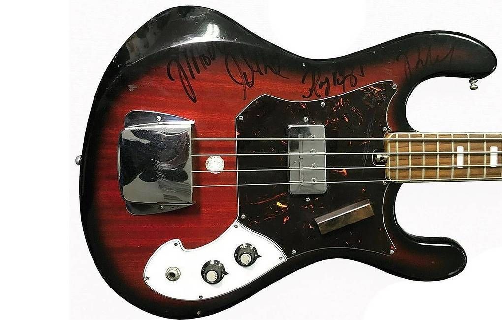 Бас-гитару с автографами музыкантов The Doors продали на аукционе за 950 тысяч рублей