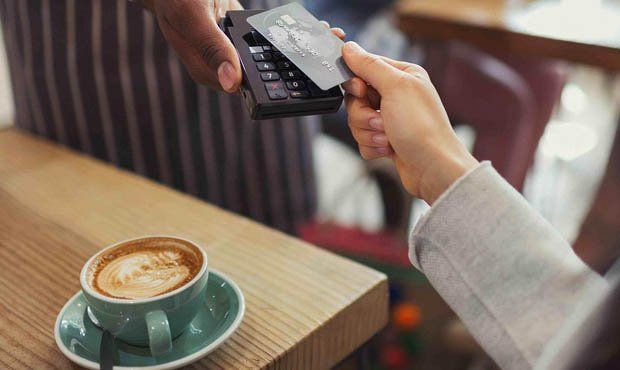 Сервис «Нет монет»: средний размер безналичных чаевых, оставляемых официантам в Москве – 400 рублей, в Петербурге - 300  