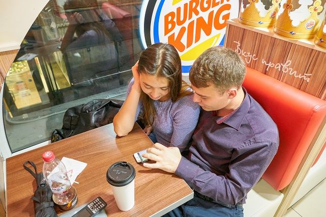 Третий квартал дал пятипроцентный рост продаж фастфуда в России год к году, лидер по частоте посещений – Burger King