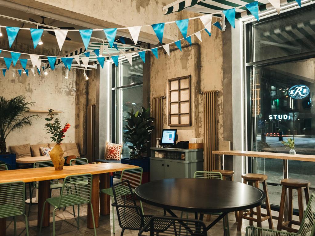 На третьей улице Ямского Поля открылся ресторан модной израильской кухни Bshushu