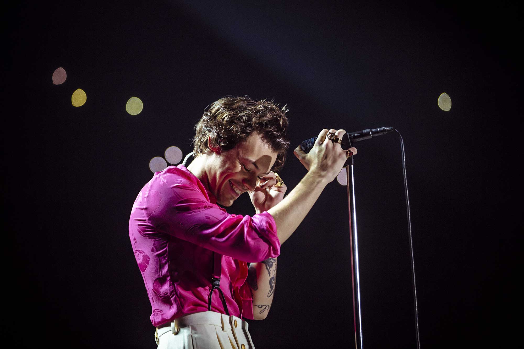 Гарри Стайлс подал в суд на продавцов неофициального мерча