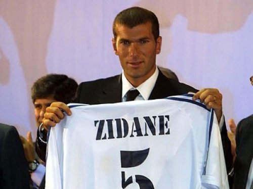 «Реал» начал продажу футболок Зинедина Зидана с пятым номером, под которым француз выступал за королевский клуб 