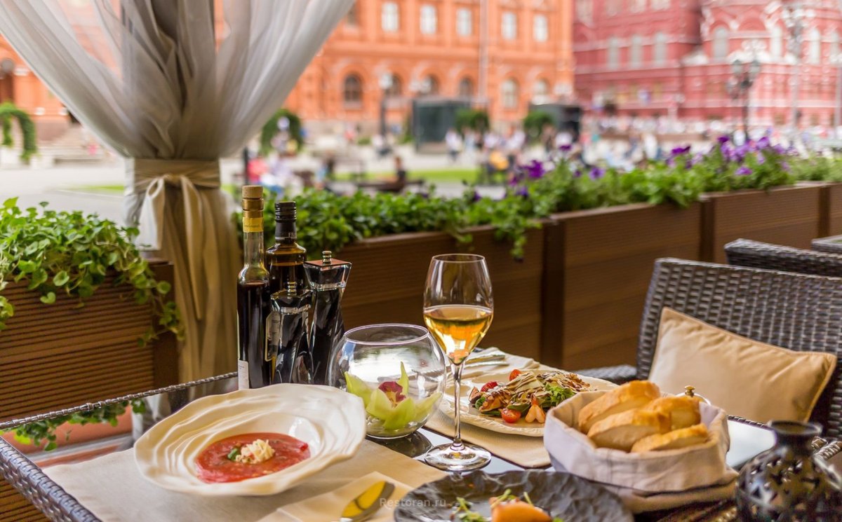 С 1 июня в России вступает в силу закон, разрешающий продажу алкоголя на летних верандах кафе и ресторанов