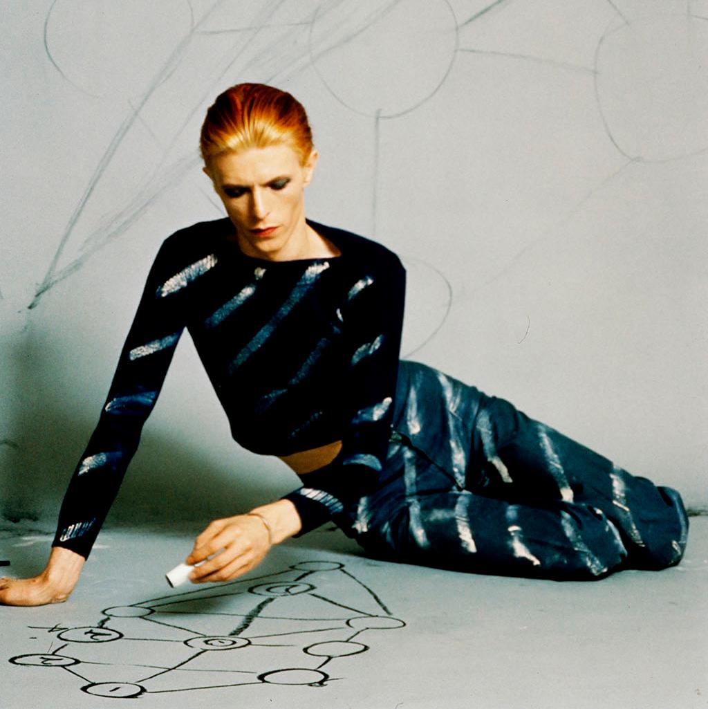 В Москве открылась выставка «Дэвид Боуи. Человек, который упал на Землю»