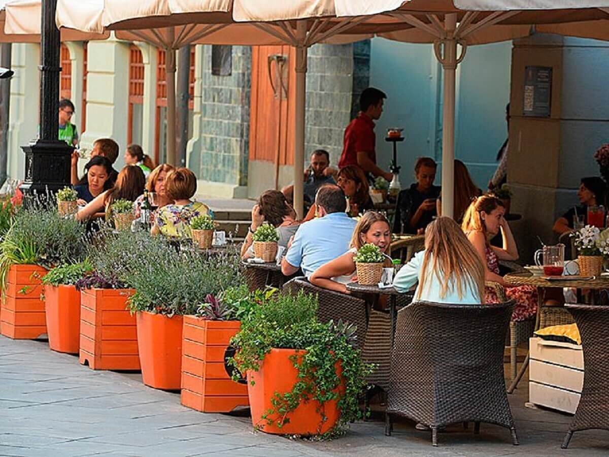 Летние веранды московских ресторанов и кафе заработают с 1 апреля, в этом году их будет больше 3,7 тысячи