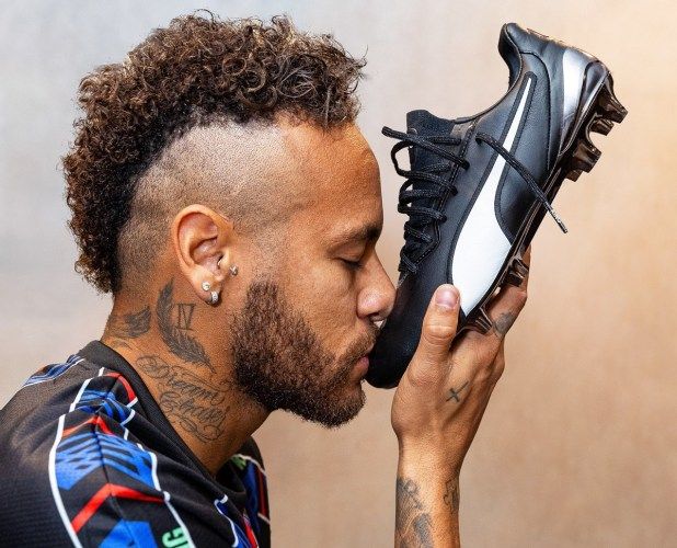 Неймар начал сотрудничество с Puma: компания представила изготовленные специально для него бутсы с надписью «Король» на язычках 