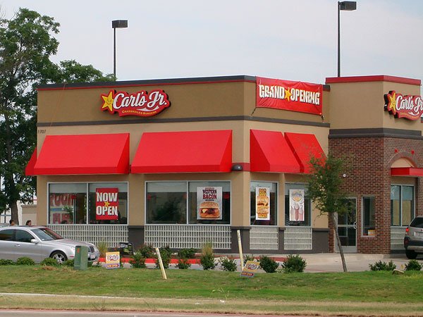 Сеть Carl’s Jr., лишившаяся более 30 ресторанов в России, возобновляет развитие