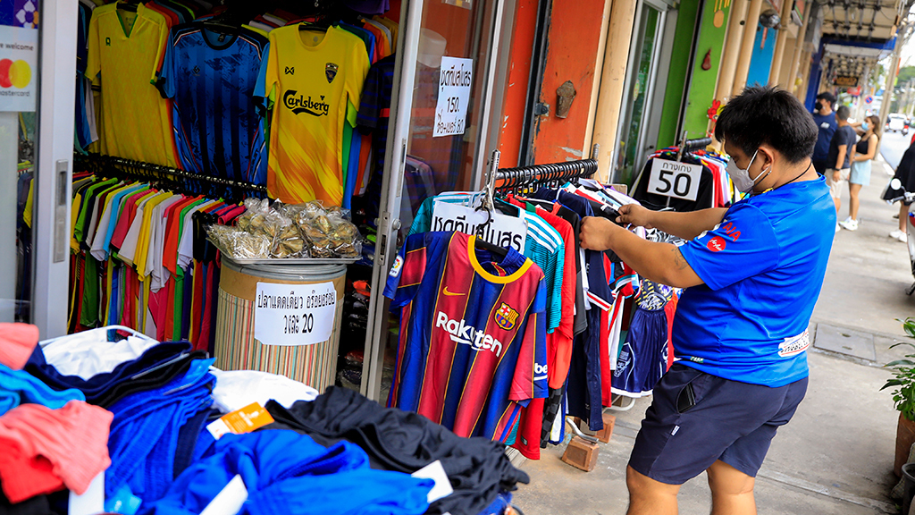 Рынок поддельных футболок переживает бурный рост, клубы АПЛ уже потеряли из-за этого 180 миллионов фунтов