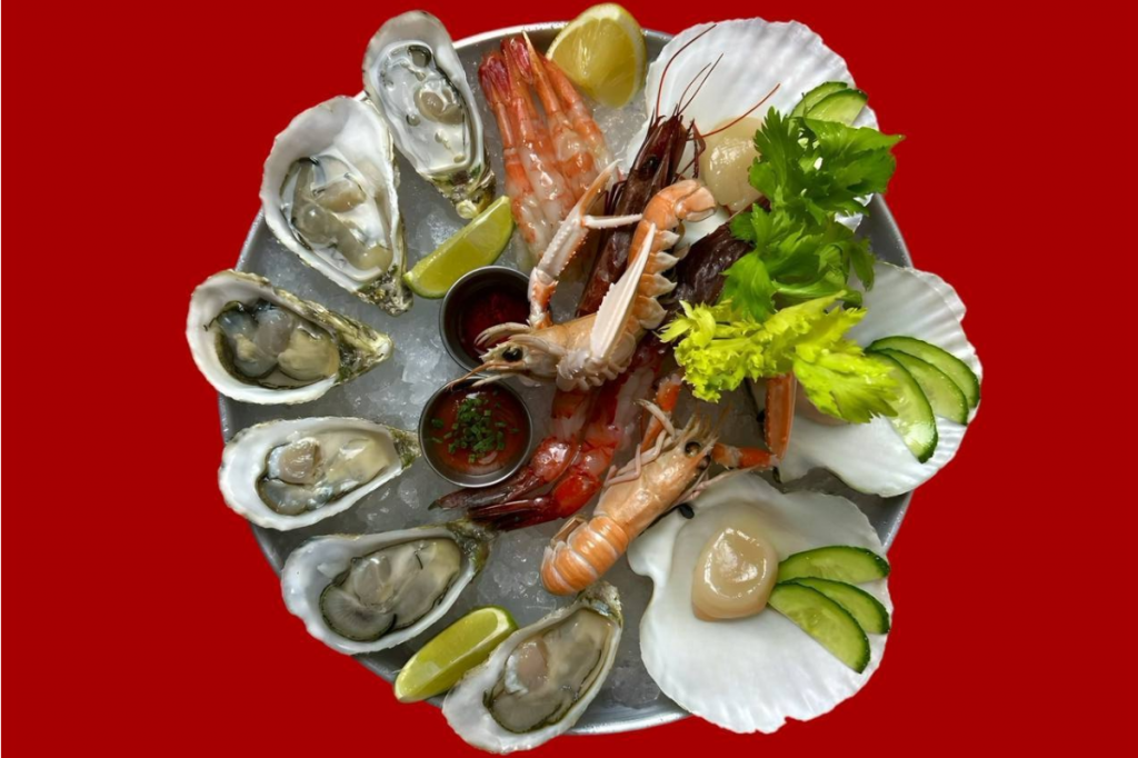 На Патриарших прудах открылся поп-ап бар-ресторан Louis The Claw