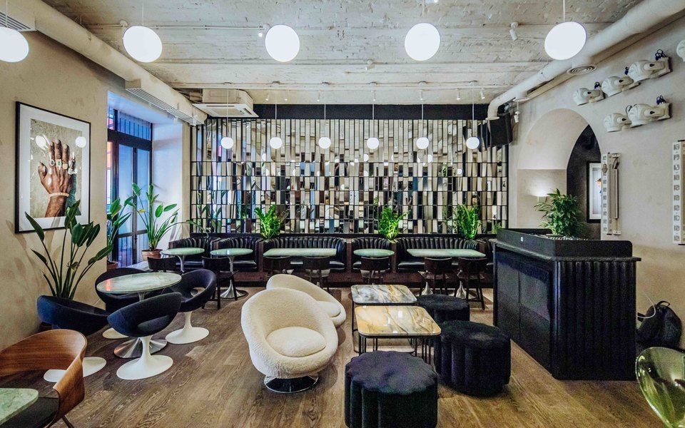 На Петровских линиях открылся MO Friends Bar & Dining, новый проект команды Simachev Shop & Bar в Столешниковом
