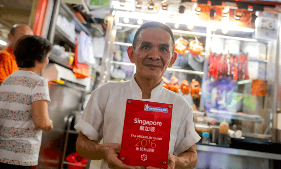 В Сингапуре торговцев уличной едой наградили звездами Michelin
