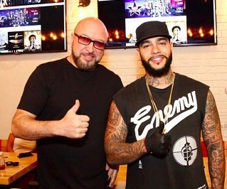 «Мы ввели моду есть бургеры в черных перчатках» (интервью Юрия Левитаса, совладельца и гендиректора Black Star Burger)