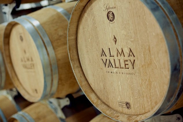 «Инвест плюс», владеющая винным хозяйством Alma Valley в Крыму, запустит сеть винных баров Alma Bar 