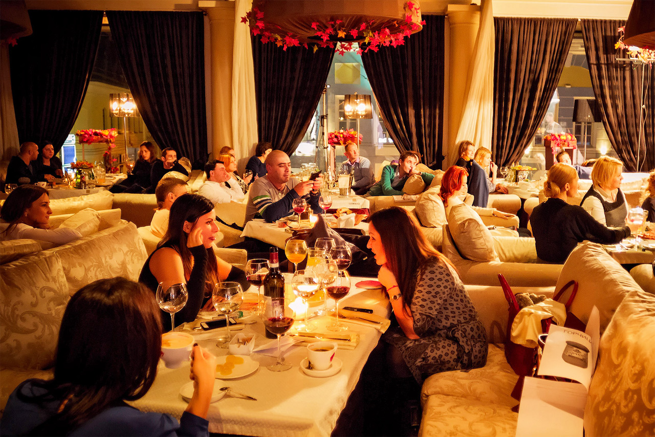 Опрос: девять процентов россиян никогда не были в ресторане, четверть опрошенных тратят на общепит до 20 процентов дохода