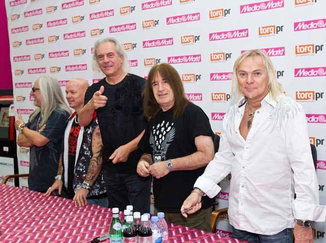 Группа Uriah Heep провела автограф-сессию и выступила в Москве