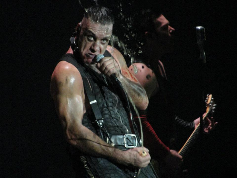 Суд обязал лидера Rammstein Тилля Линдеманна выплатить 67 милионов рублей за отмену концерта в Твери