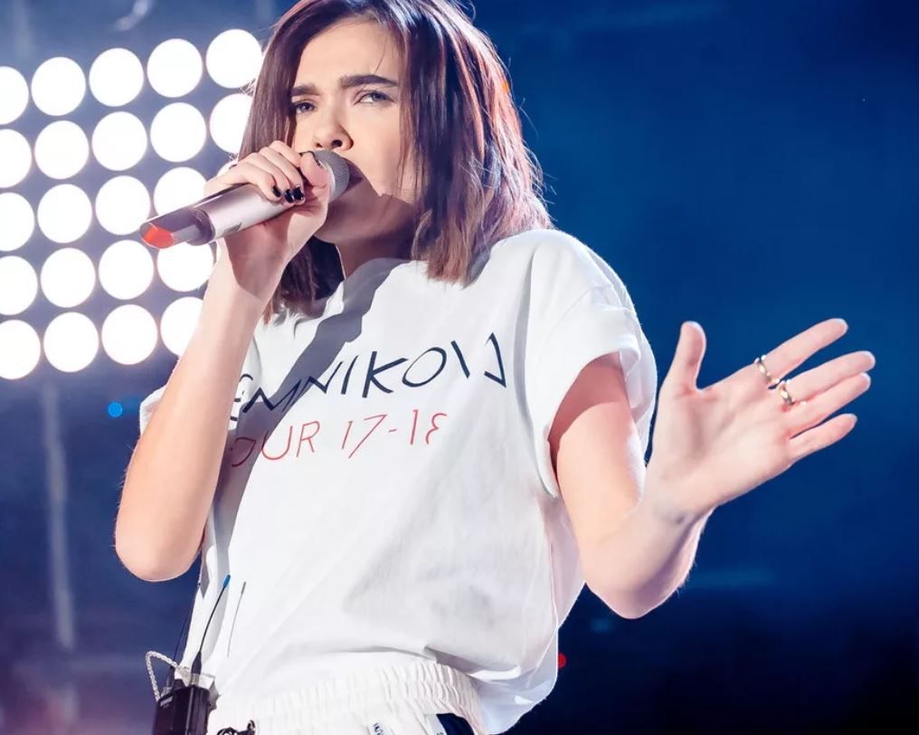 Елена Темникова запустила онлайн-караоке с искусственным интеллектом и денежными призами 