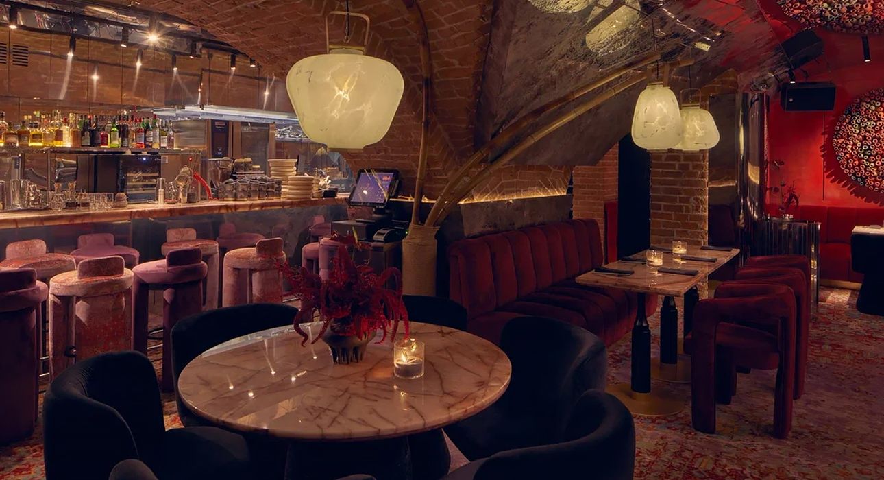 На Большой Никитской улице открылся франко-азиатский бар Rouge