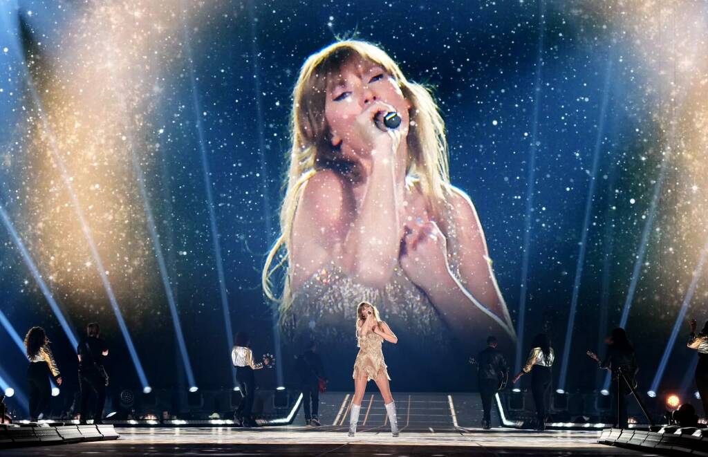 Еще не завершившийся The Eras Tour в 2023 году принес Тейлор Свифт 906 миллионов долларов, и это - уже второй результат в истории