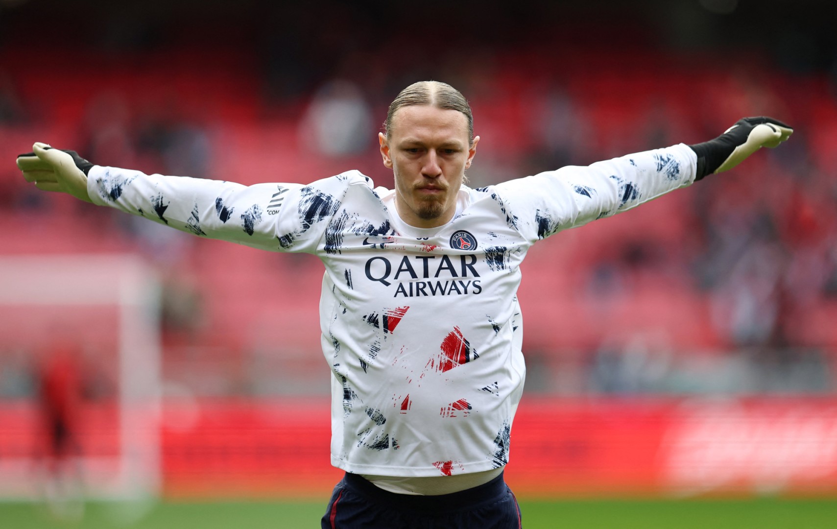 Прими участие в благотворительной лотерее и стань обладателем футболки «ПСЖ» с автографом Матвея Сафонова! 