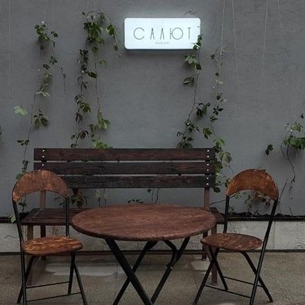 На Страстном бульваре открылось велокафе «Салют» с завтраками целый день