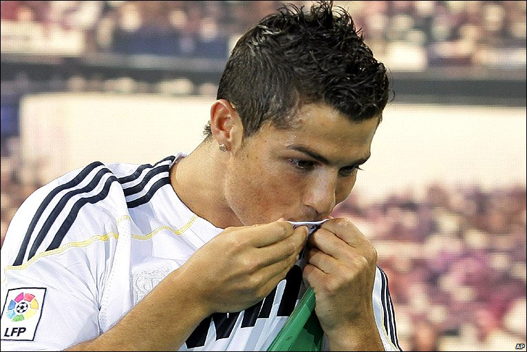 Такой же спрос наблюдался только на футболки Бэкхема и Зидана 