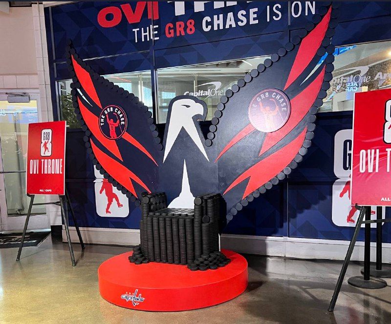 «Вашингтон» установил на домашней арене трон из 802 шайб – так отмечен выход Александра Овечкина на чистое второе место в списке снайперов НХЛ всех времен