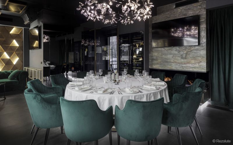 На Грузинском валу открылся ресторан Rezolute: в нем всего один стол, который можно забронировать через приложение с предоплатой  