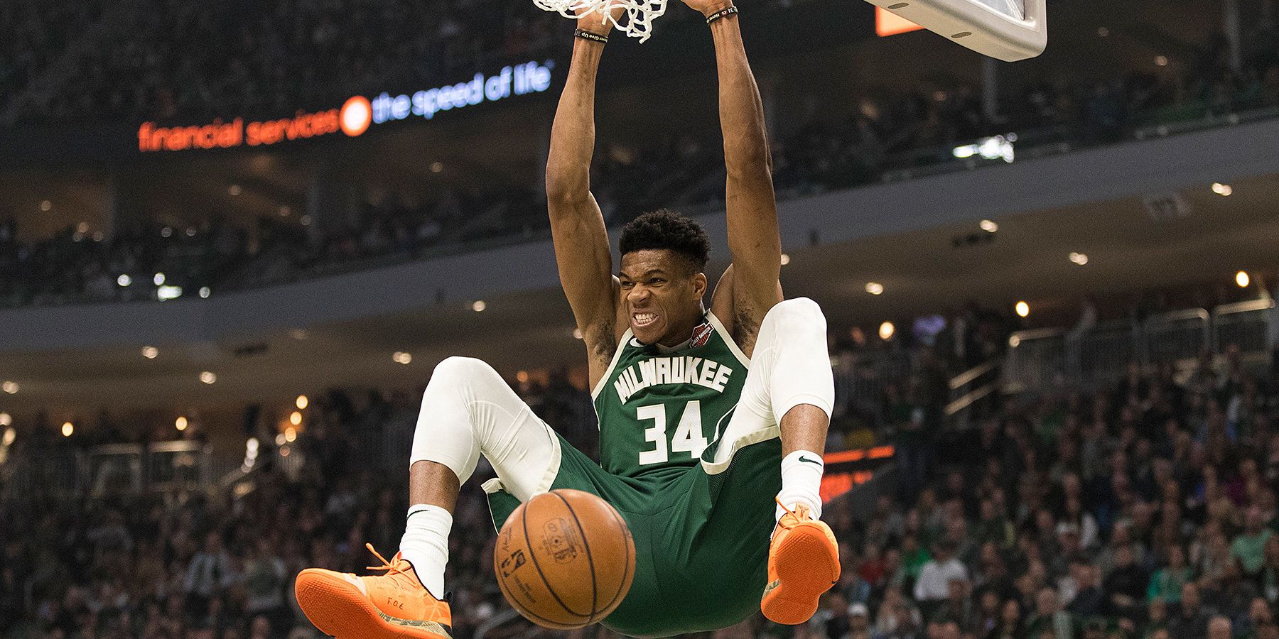 Яннис Адетокунбо подписал рекордный для НБА контракт: за пять следующих лет в составе «Милуоки» он заработает 228,2 миллиона долларов 