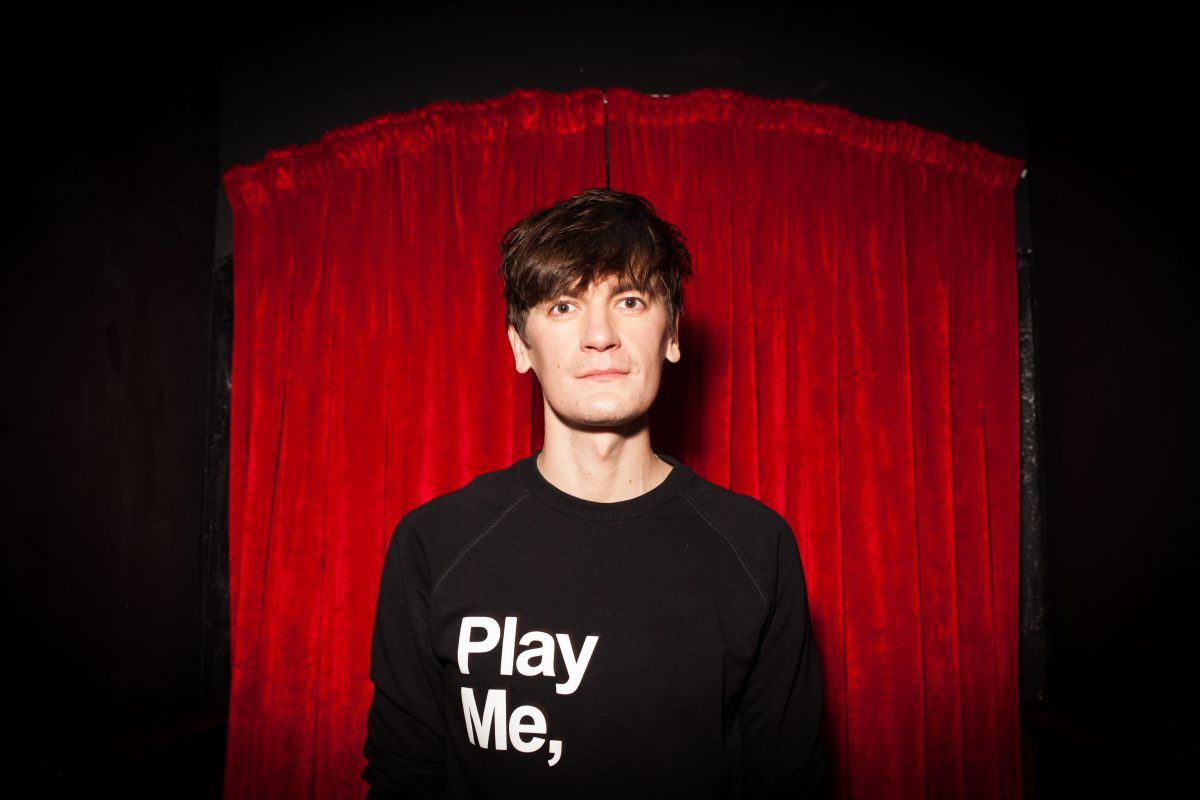 Александр Гудков в рекламе Триеннале-2020 жалуется  на современное искусство психотерапевту (ВИДЕО)     