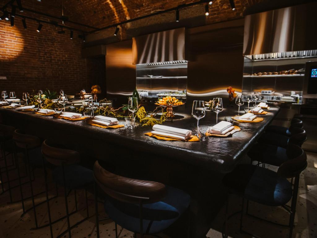 На Большой Никитской улице открылся попап- ресторан Ikra, проект White Rabbit Family с сетами от пяти звездных шефов