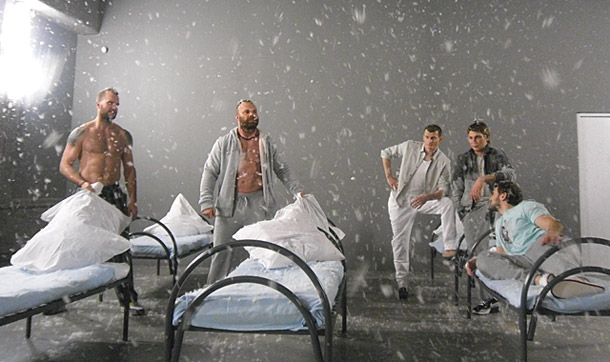 «Раньше мне никогда не приходилось драться подушками» (ВИДЕО)