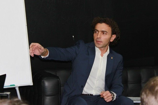 Поздравляем Романа Бабаева