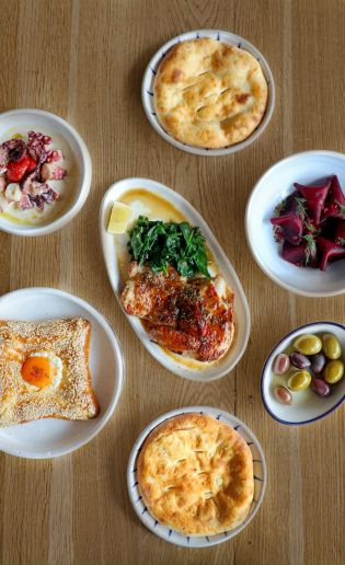 В Хамовниках открылся греческий ресторан Eva, проект Lucky Group и Глена Баллиса